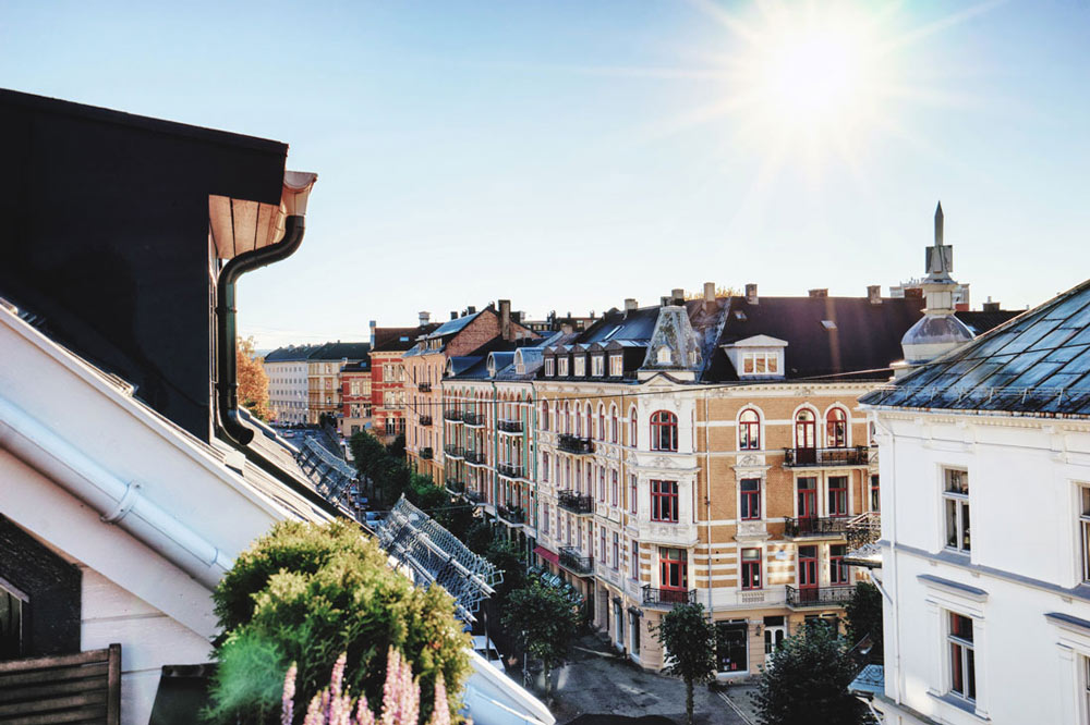 En gata i en stad sedd från ett hustak